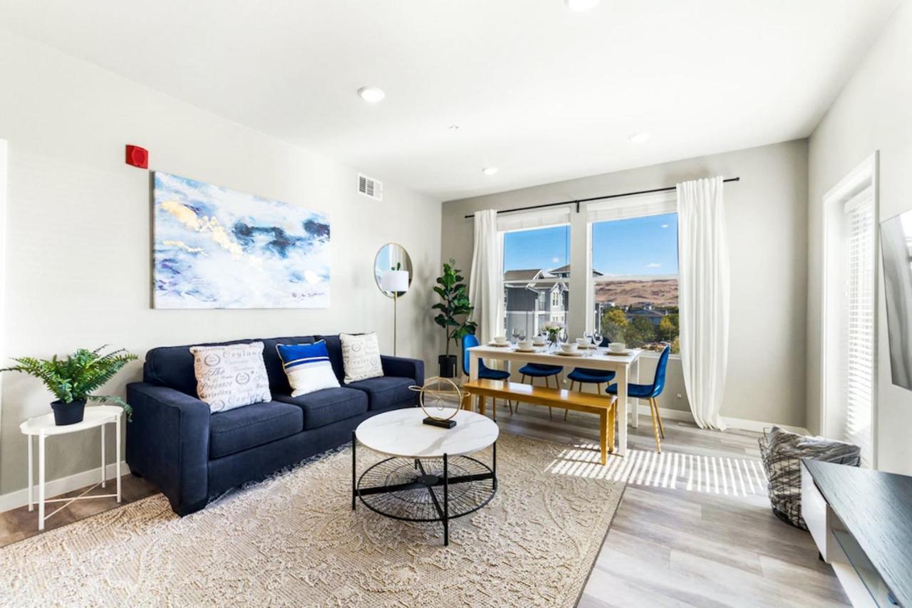 Apartment Designer With Jacuzzi, Pool & Mountain Views *