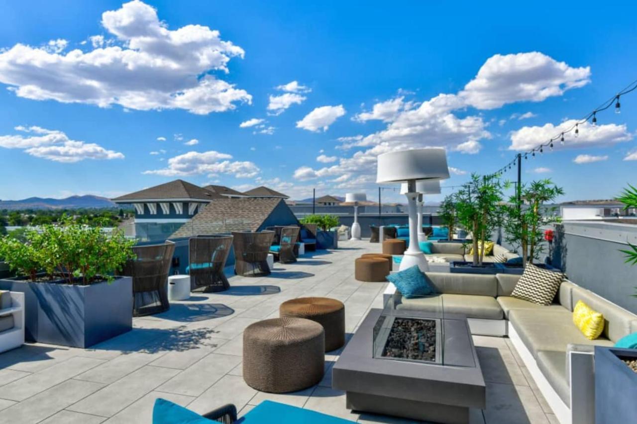 Designer With Jacuzzi, Pool & Mountain Views Apartment Sparks