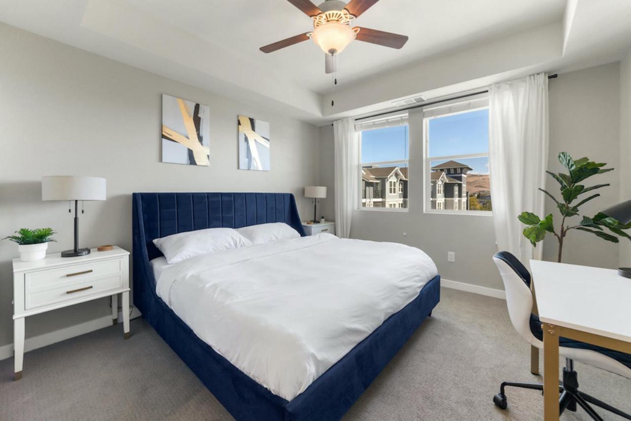 Apartment Designer With Jacuzzi, Pool & Mountain Views Sparks