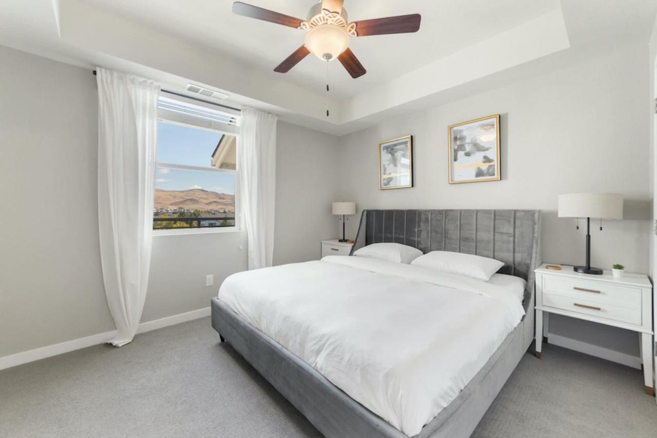 Designer With Jacuzzi, Pool & Mountain Views Apartment Sparks