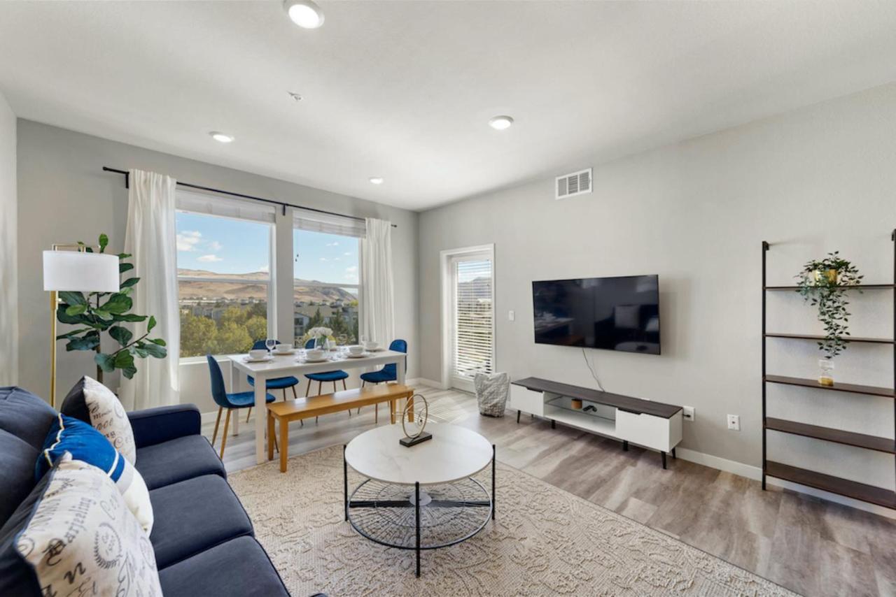 Apartment Designer With Jacuzzi, Pool & Mountain Views Sparks