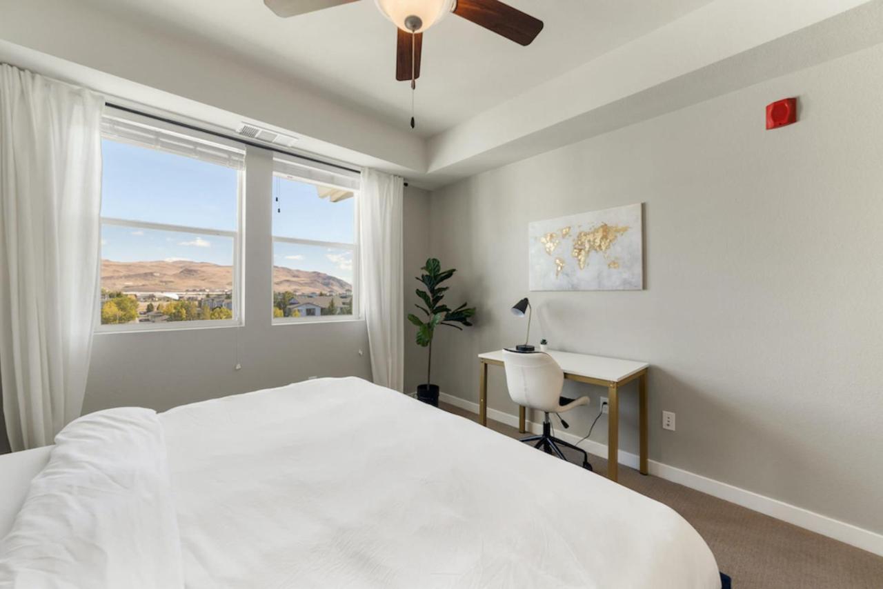 Designer With Jacuzzi, Pool & Mountain Views