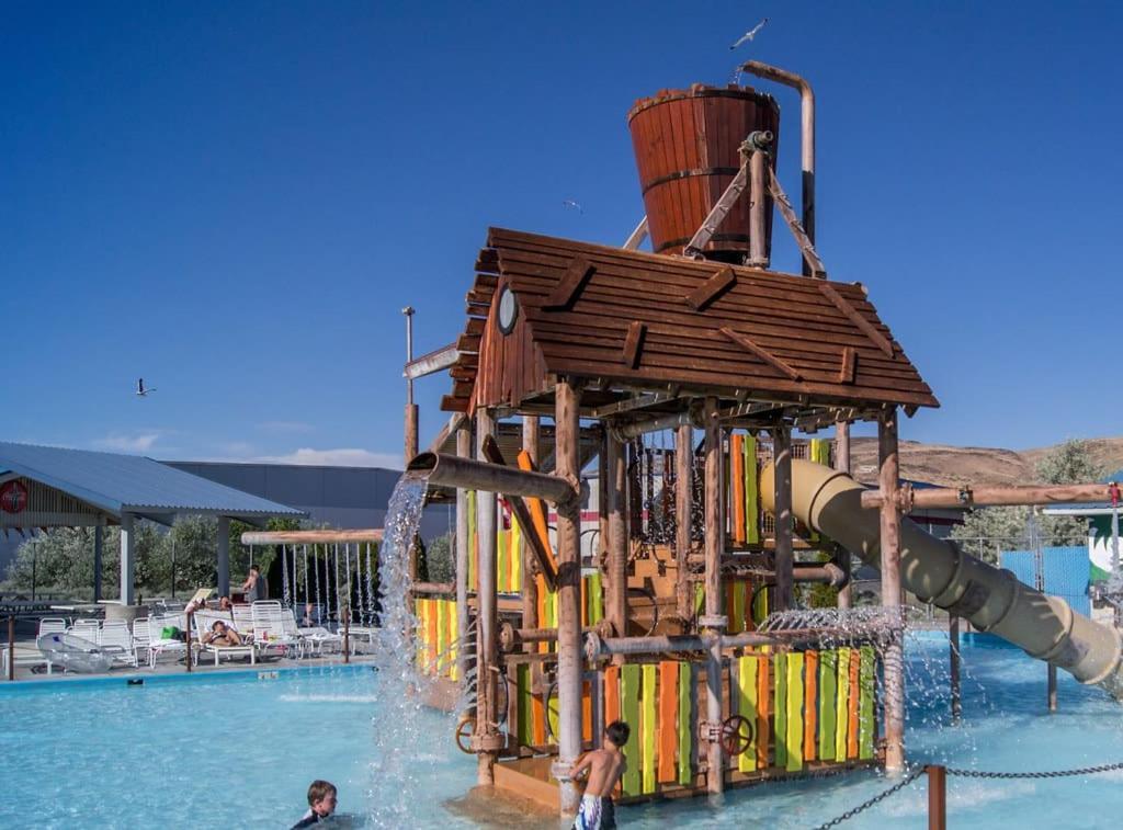 Designer With Jacuzzi, Pool & Mountain Views Sparks